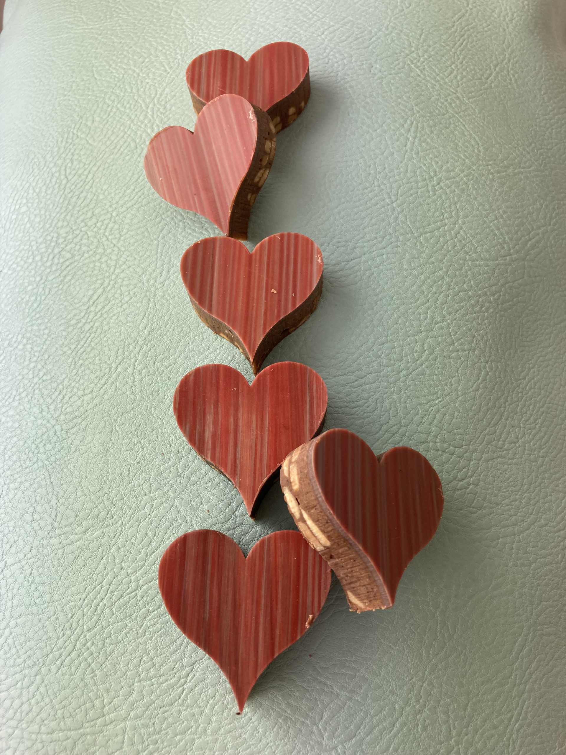 Réglette garnie de 6 minis coeurs chocolat noir et lait  praliné et rocher